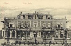 7666 Gezicht op de voorzijde van het Hotel Zeiler (Stationsplein 62) te Baarn uit het zuiden.